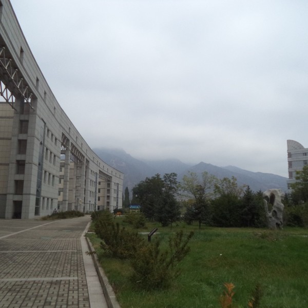 Belső-Mongóliai Orvosi Egyetem csodálatos kampusza hegyekkel körbevéve. A hegyek túloldalán már Mongólia található.
